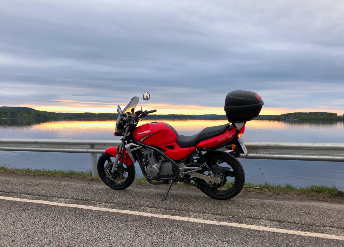 9 vuoden jälkeen myin #moottoripyörä'ni, koska en saanut ajamisesta enää samanlaisia kiksejä kuin aikoinaan. Kun harrastus on muuttunut tasolle "pitäisi ajaa" eikä "jes taas mennään", niin päätös lienee oikea. Onko muille käynyt samalla tavalla? Blogissa: autotie.fi/tien-sivusta/p…