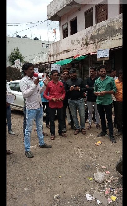 adarsh_koshal's tweet photo. @OfficeofSSC @BJP4MP @vdsharmabjp @Ramesh_Mendola @aajtak 
खण्डवा लोकसभा के झिरन्या क्षेत्र में झिरन्या उधवनसिचाइयोजना की स्वीकृति की मांग को लेकर किसानों ने विशाल बाइक रैली निकालकर 100 किमी की 78 सिंचाई से वंचित गाँवो की यात्रा की एव #नहरनहीतोवोटनही का संकल्प लिया https://t.co/j5gCOWic2o