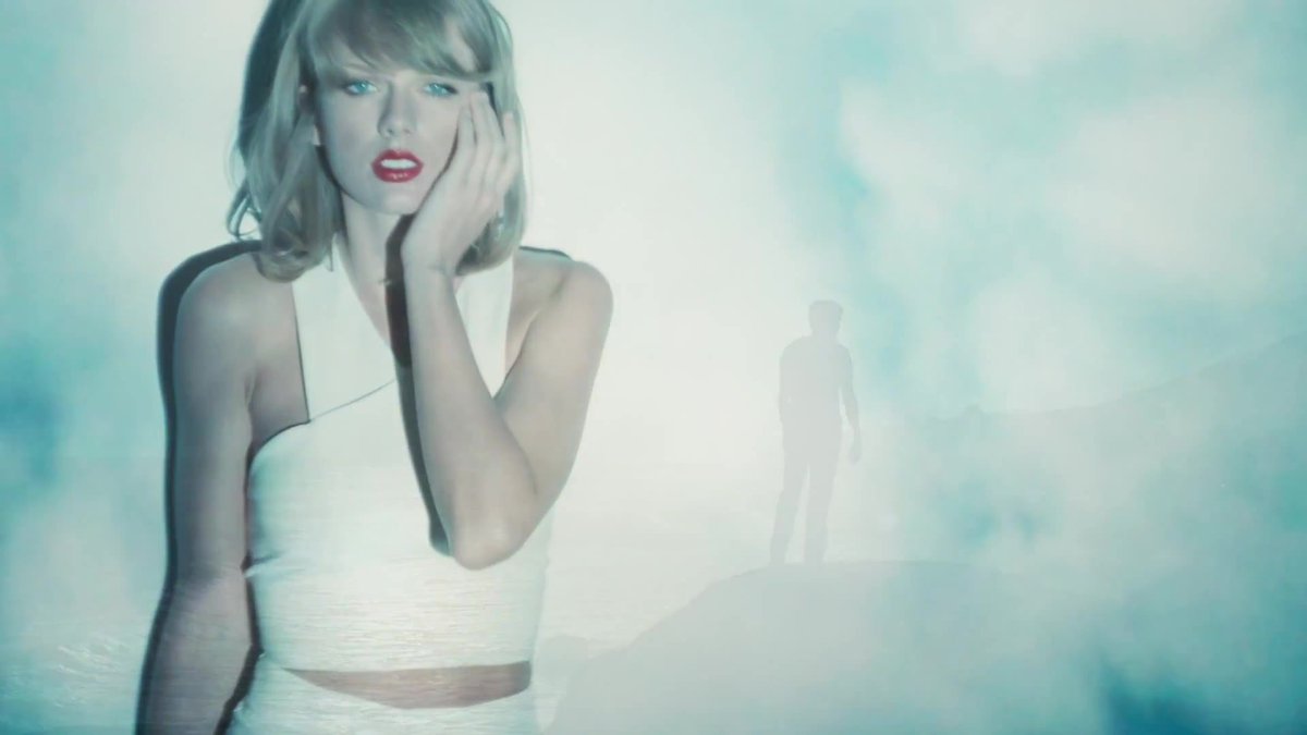 Тейлор свифт стиль 2021. Тейлор свифт эстетика. Taylor swift style перевод. Taylor swift we never go out of style. Тейлор свифт в черных джинсах и белой футболке.