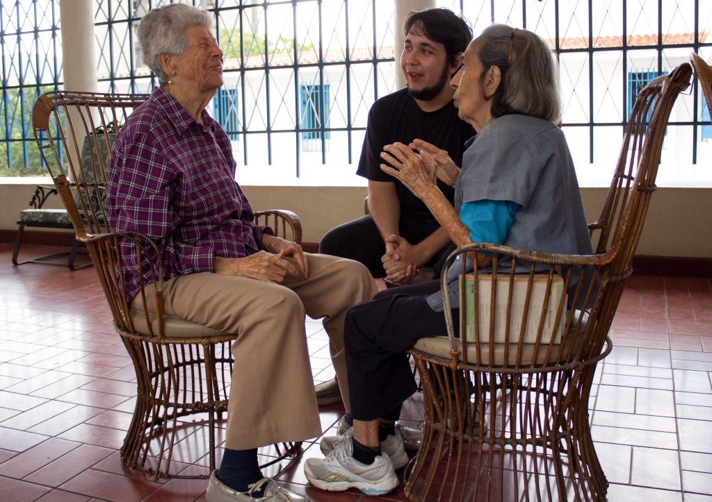 El teatro, el escenario ideal para animar a nuestros talleristas de la tercera edad.

Nuestros talleres dirigidos a adultos mayores, están diseñados para:

🐢Fortalecer su concentración y memoria.

🐢Interactuar con personas nuevas.

🐢Retarlos a tener mayor movimiento corporal.