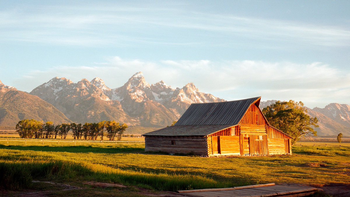 nev_in_color's tweet image. Mornings in Wyoming. 🎞