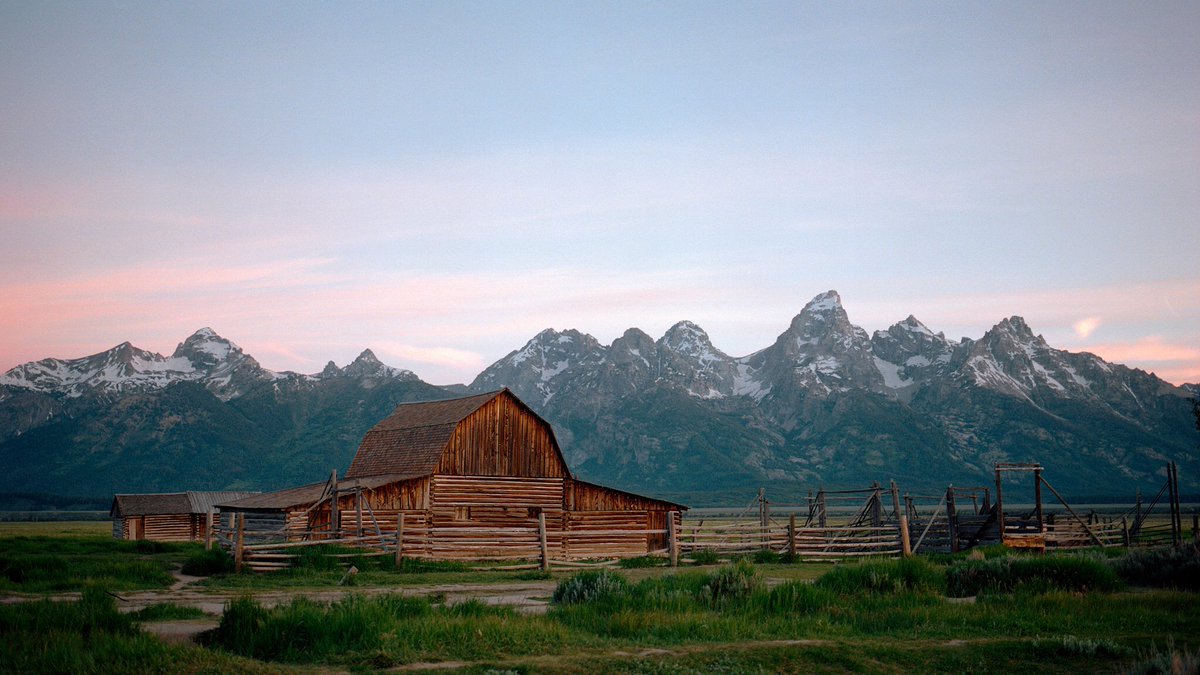 nev_in_color's tweet image. Mornings in Wyoming. 🎞