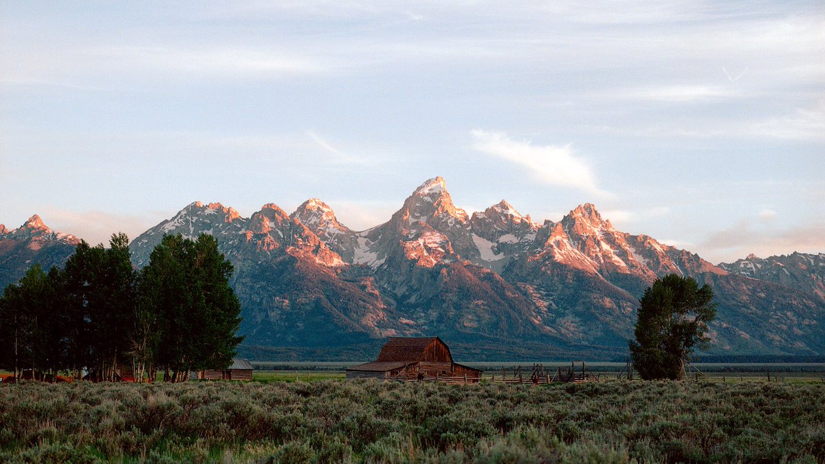 nev_in_color's tweet image. Mornings in Wyoming. 🎞