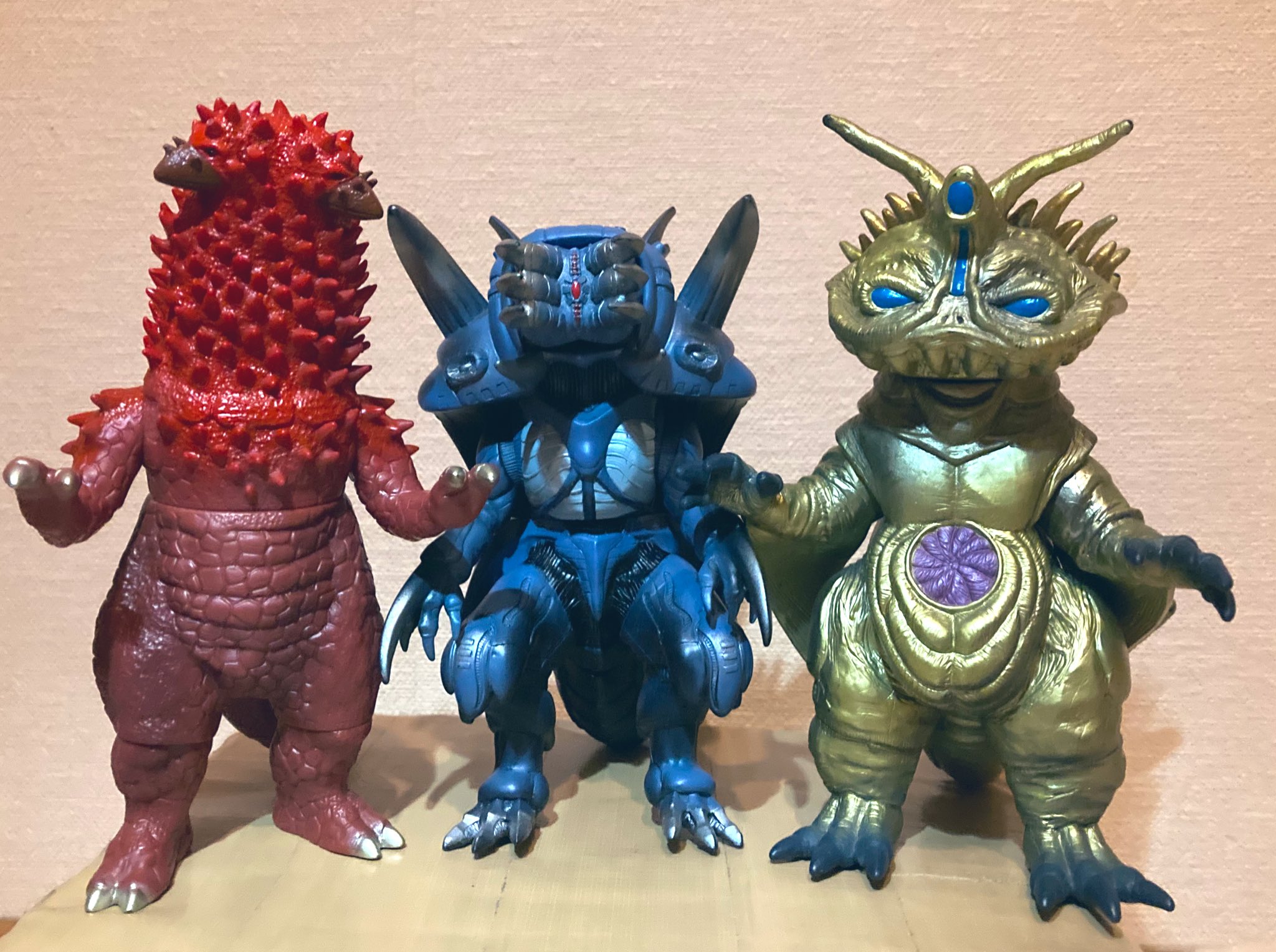 ヒイラギヌス 特に意味はありません笑 取りやすい場所にあったソフビを3体づつ 4枚目にレア物が集まった ウルトラ怪獣シリーズ ウルトラ怪獣ソフビ あなたのソフビ紹介 T Co Ixhainwd9u Twitter