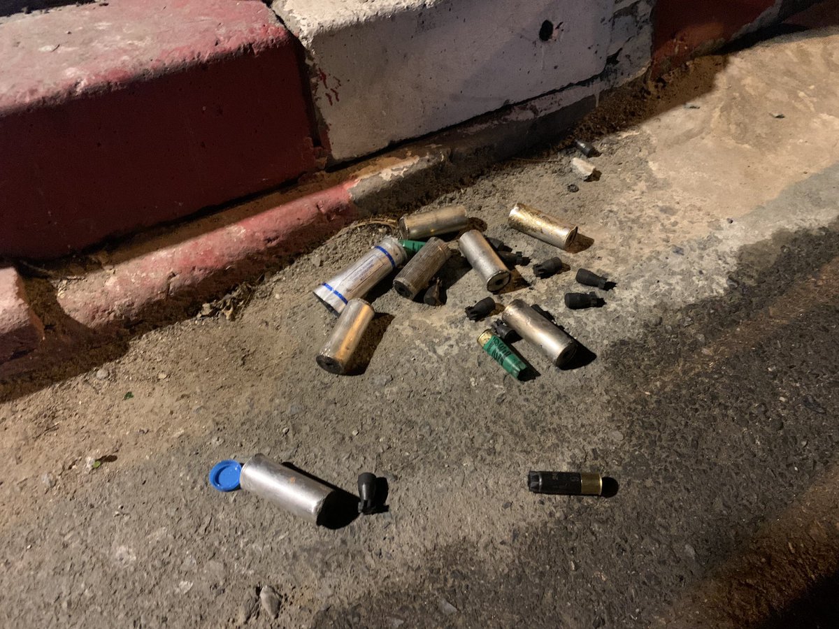 21.40 น. กองปลอกกระสุนยาง และแก๊สน้ำตาที่บริเวณแยกดินแดง 

#ม็อบ1สิงหา #คาร์ม็อบ