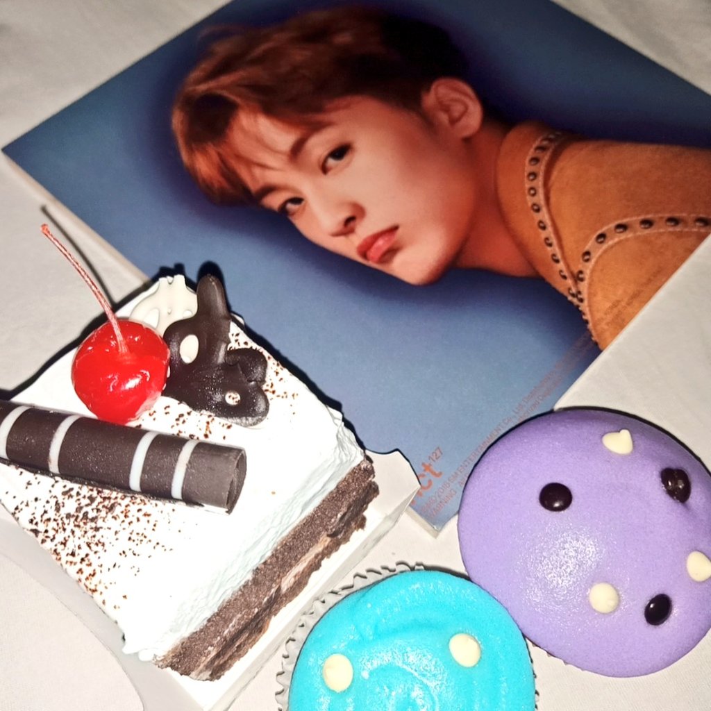 fukuorue's tweet photo. many many returns of the day, happy birthday mark 🧁 completed ur 22 trip around the sun, MARK you are canada's best treasure <33. I wish U always be happy &amp;&amp; everything you do I'll always support U cheers to 22 years 🤍🥂

#HappyMarkDay
#OnYour23rdMark
#스물셋_온유어마크_겟셋고 https://t.co/eljUfjQWAm