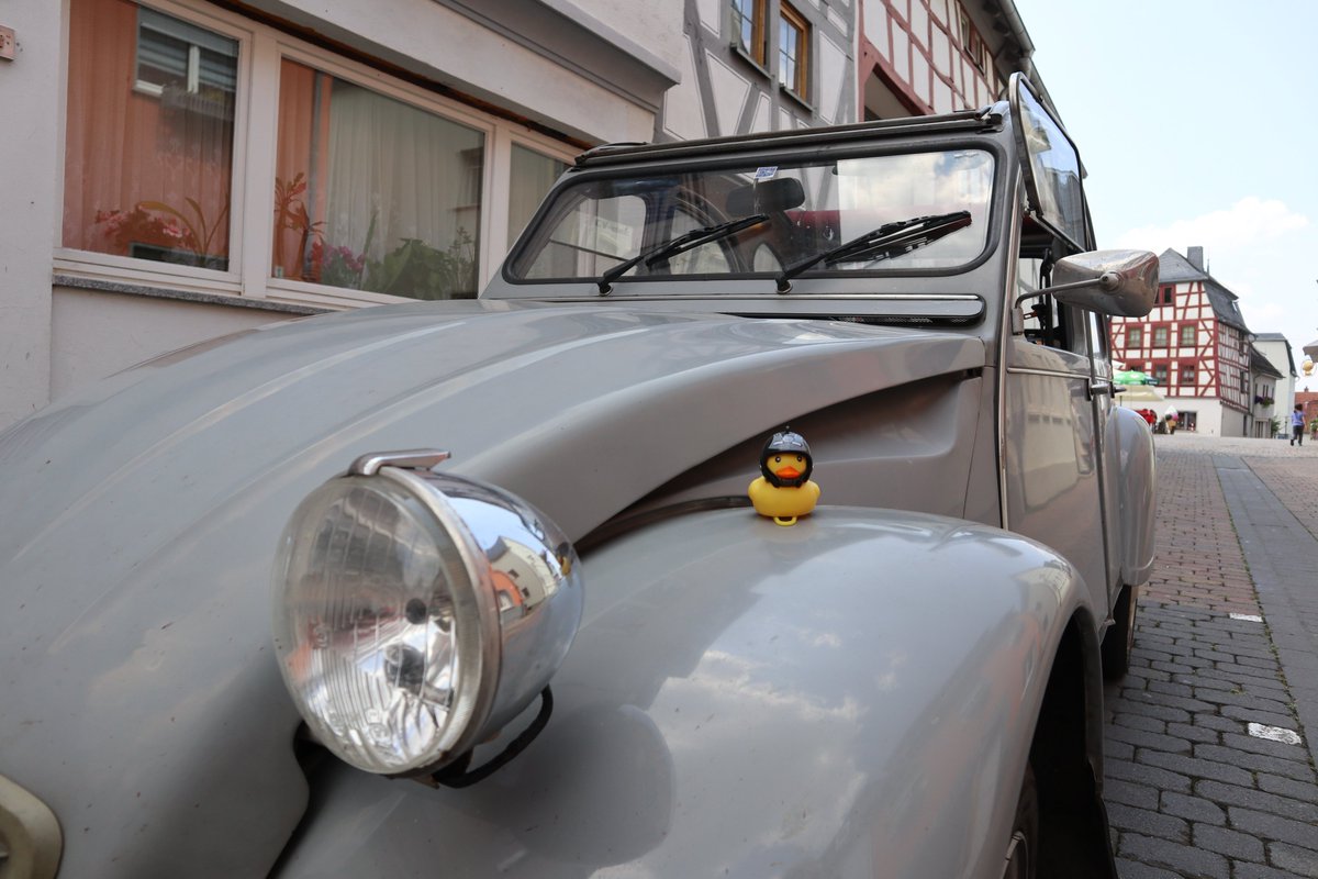 UndArzt's tweet photo. #objektivblüten #SummerVibes mit der Ente auf der Ente durch Bad Camberg! #Cabrio #Citroen #QuackDuck https://t.co/U3fWIdqpSl