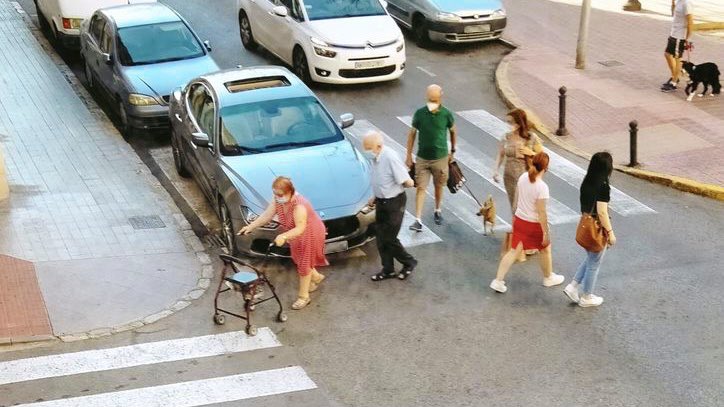 policiaelche's tweet photo. Persones #majors, amb mobilitat reduïda, famílies amb #carros o fins i tot menors necessiten en molts moments fer ús de passos de vianants i #rampes.

👉🏼 Sé part de la solució: #corregeix mals costums i no trasllades les teues dificultats (d'estacionament) a altres persones. https://t.co/71RdicOlHC