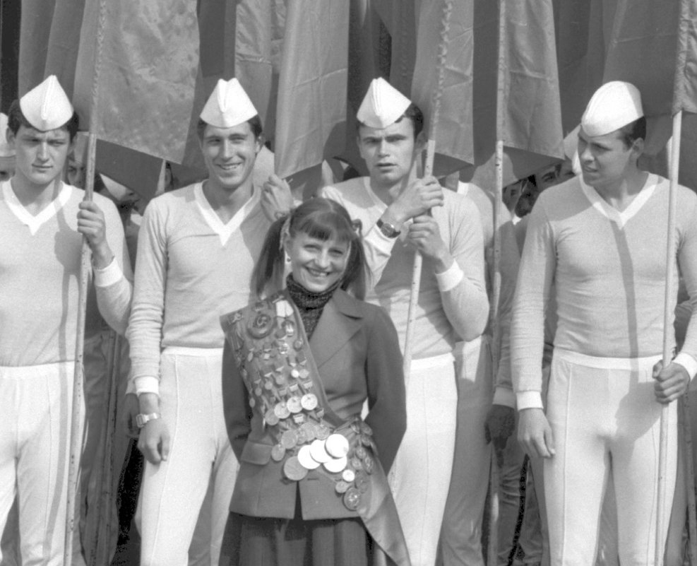 Әйелдің видеосын жалады Жатақханада порно жұлдыздармен