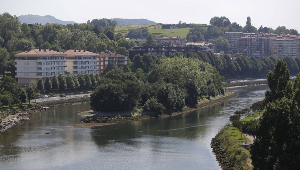 fpifa's tweet photo. Cada agost, França assumeix la sobirania sobre un petit territori espanyol, que torna a canviar de mans al febrer.

És l’illa dels Faisans; un illot en un riu del País Basc que pertany 6 mesos a França i 6 a Espanya des del Tractat dels Pirineus, que es va signar allà l’any 1659. https://t.co/PhnwOf0eKb