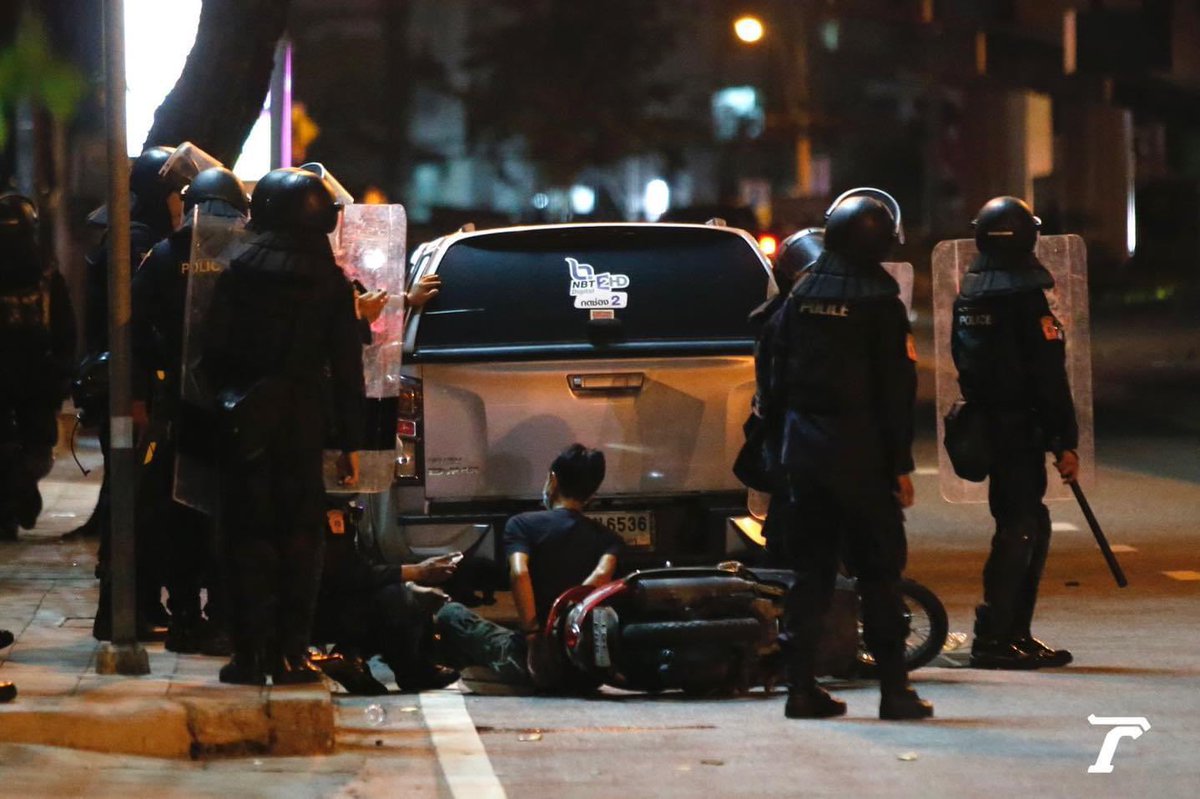 สื่อมวลชนหลายสำนักรายงานภาพข่าวเหตุการณ์ที่สามเหลี่ยมดินแดง พบว่ามีภาพประชาชนอยู่ในลักษณะที่ถูกคฝ.ควบคุมตัวไว้ ทั้งกลุ่มที่ถูกให้ชูมือเหนือหัว และถูกจับมัดนั่งกับพื้น

หากทราบเบาะแสผู้ถูกจับกุม-ควบคุมตัว #ม็อบ1สิงหา แจ้งเรื่องได้ที่ศูนย์ทนายฯ

Cr ภาพ: Voice Tv และ ไทยรัฐออนไลน์