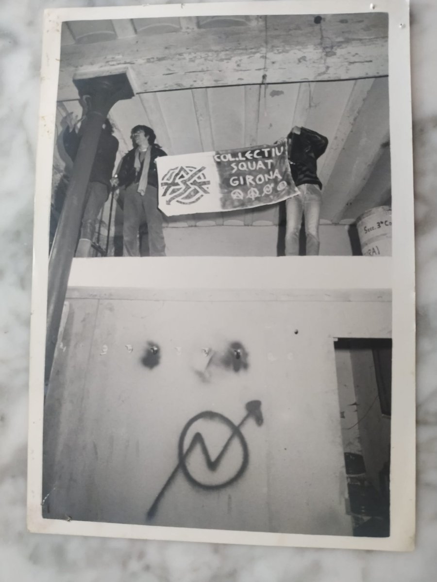Jo que sóc una mica diògenes, vaig rescatar unes fotografies d'un pis on havia mort una senyora i ho estaven llençant tot. 
Les fotos son de quan el Col·lectiu Squat va okupar una casa al carrer Portal Nou l'any 1985. La primera okupació a Girona ¿?