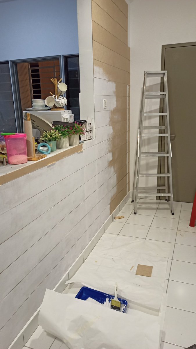 zlhlmianr_'s tweet photo. Alhamdulillah. Siap jugak pasang shiplap wall. First time buat. So buat santai². Counter bar belum siap sebab pkp, kontraktor tak bleh masuk. So letak je la pokok kat atas tu dulu 😅
#InternalDecoration
#decoration https://t.co/rGCKXZLx57