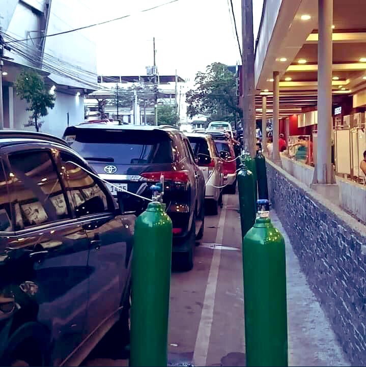 chris_notcapn's tweet photo. Patients in their parked cars with oxygen tanks because there are no vacancies in the hospital. #DeltaVariant #COVID https://t.co/V2rWxIYtgp