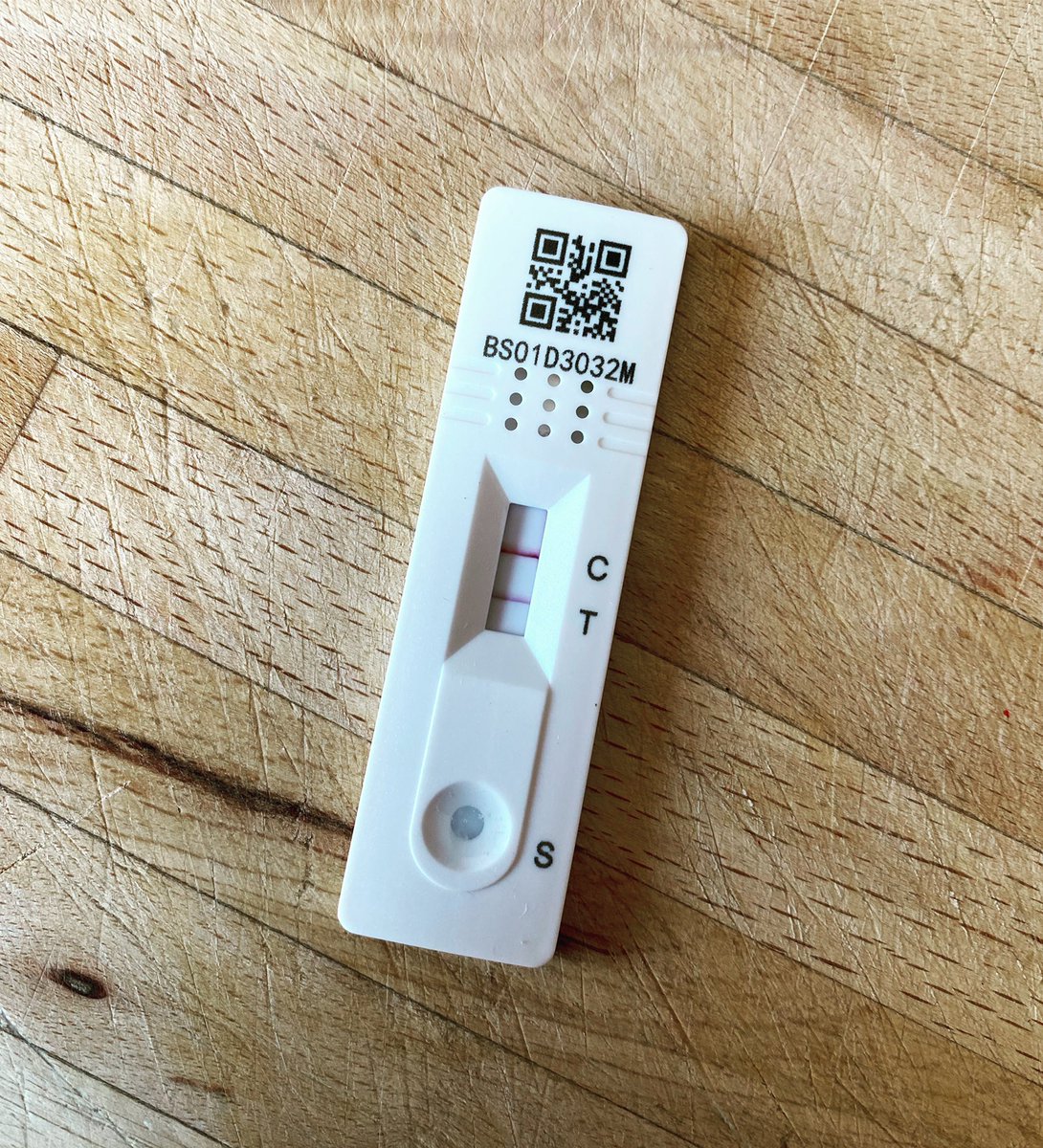 tarin1977's tweet photo. Me vacunaron y bajé la guardia.  La vacunación completa solo lo protege de la infección por la variante delta en 4/10 casos.  Tuve una pequeña infección, me enteré por casualidad y me avergonzaba de admitir mi error, pero creo que es más importante decir que esto no ha terminado. https://t.co/ZRDXifg61X