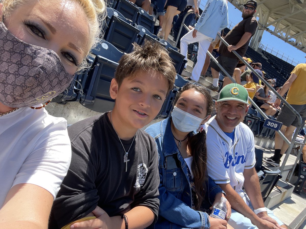 FirstJaboom's tweet photo. Enjoying a Padres game with the fam! #HUNGRYFORMORE #padres https://t.co/uVecPy9NnJ