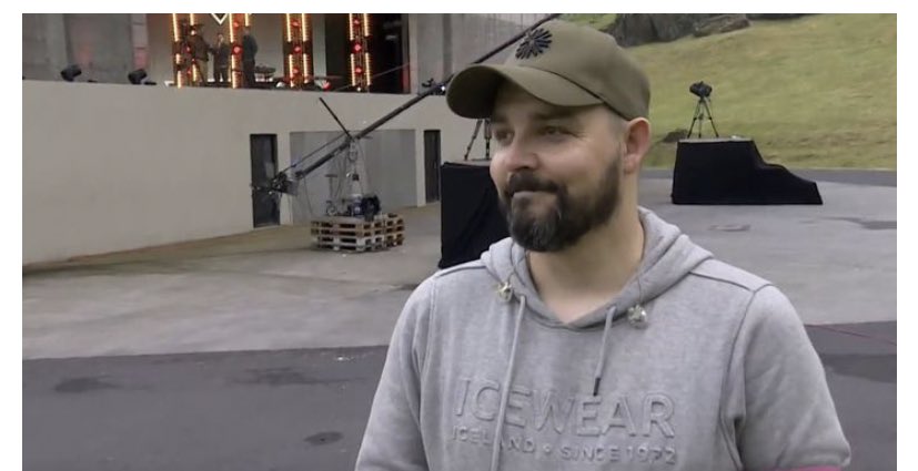 ,,Icewear góðan dag.’’

 ,, Góðan dag. Eigið þið einhverjar 10-12 ára gamlar notaðar peysur til á lager?’’ 

,,Já við eigum eina gráa í XL.’’

,, Geturðu tekið hana frá á nafninu Magnús?,,

,,Geri það og bless’’.