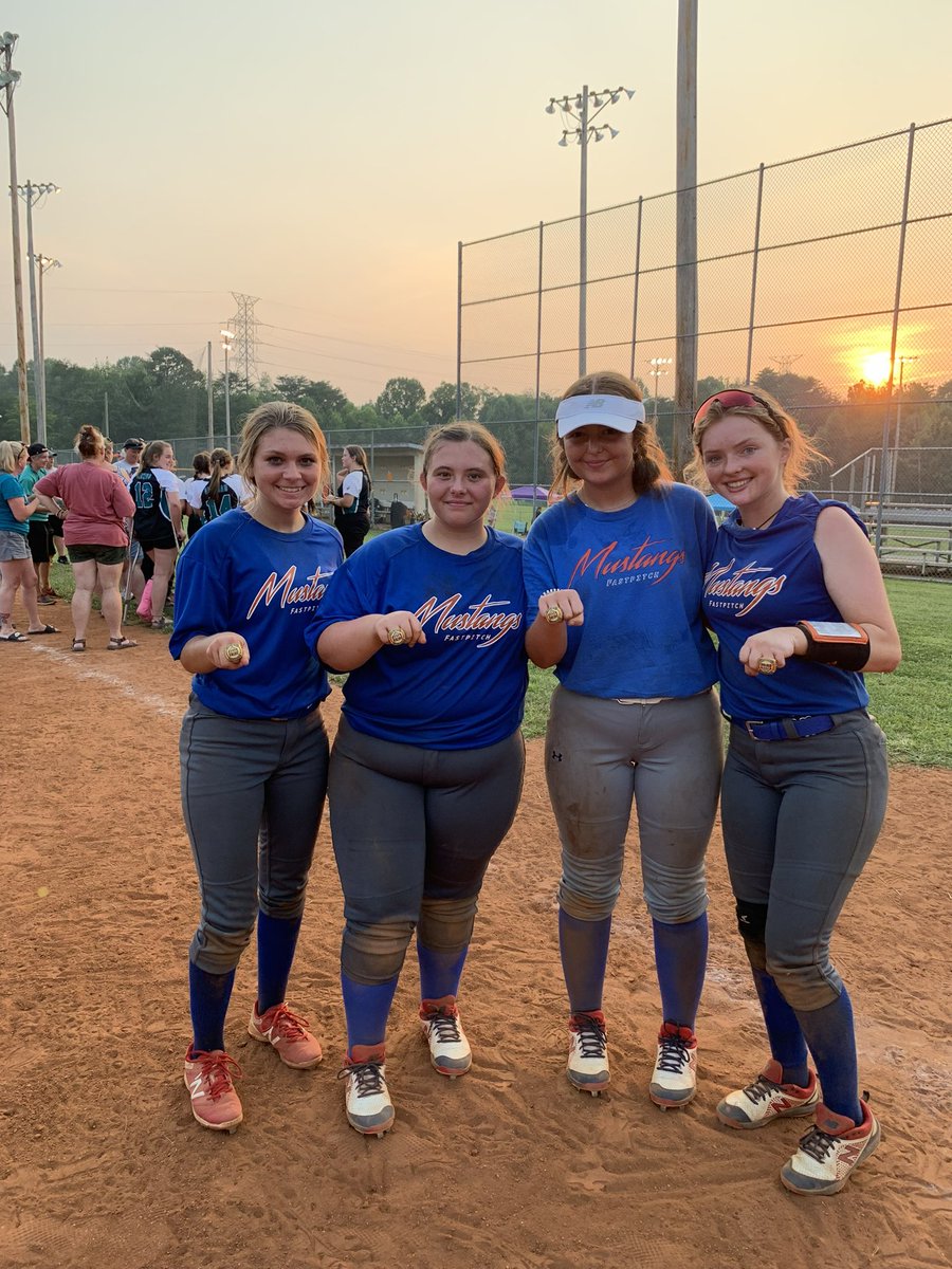 KatieDenham6's tweet photo. winning with my fav rockcastle lady’s💙🧡 https://t.co/LAYXfWA7U5