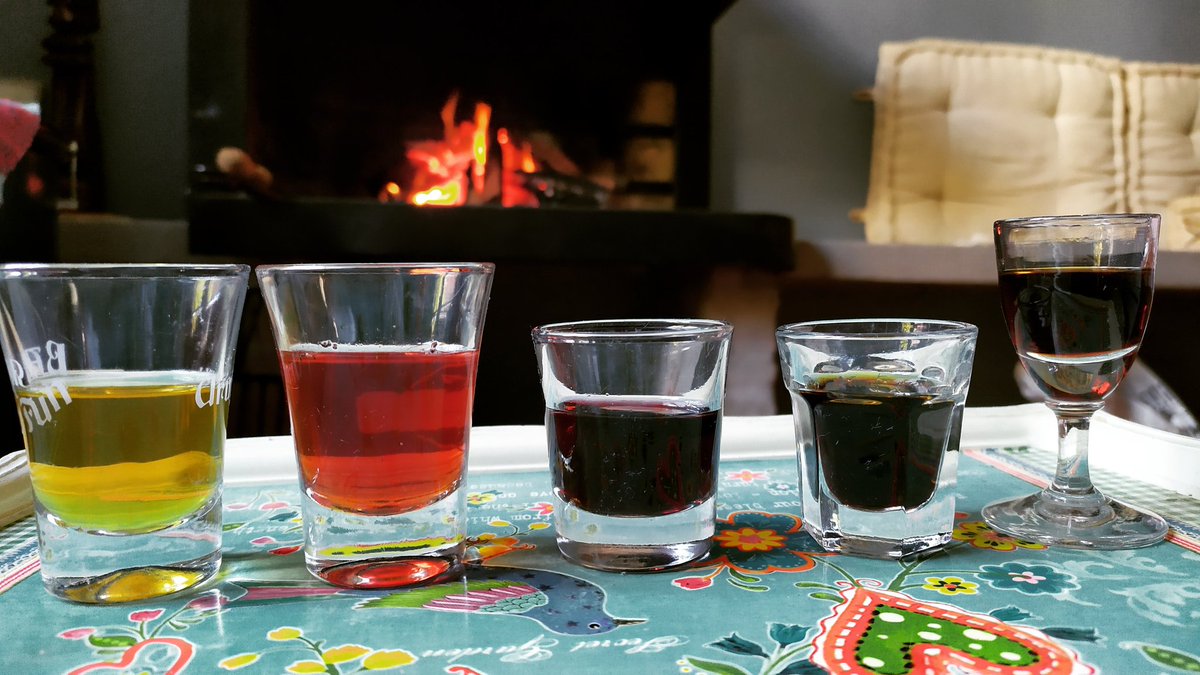 pintadaily's tweet photo. Armando mi propia cata de #vermut con artesanales (dos hechos por mi) y un par de industriales. Me quedo con los artesanales de aquí a Pando‼️ Salute 🙌
#Domingo #cata #aromasysabores #botanicos #wine https://t.co/kMYRmNx9Zc