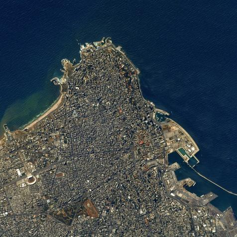 HafedhHemayed's tweet photo. thom_astro 🇱🇧
Beyrouth que j’ai tjrs voulu visiter.Un carrefour culturel, on doit avoir une belle vue depuis la Corniche ! Au 2é coup d’œil les dégâts bien visibles dans le port rappellent l’explosion de l’an dernier.
🇱🇧#Beirut #Lebanon #Citiesfromspace @danasafar33 @zoe69344342 https://t.co/ZhHAfpNver