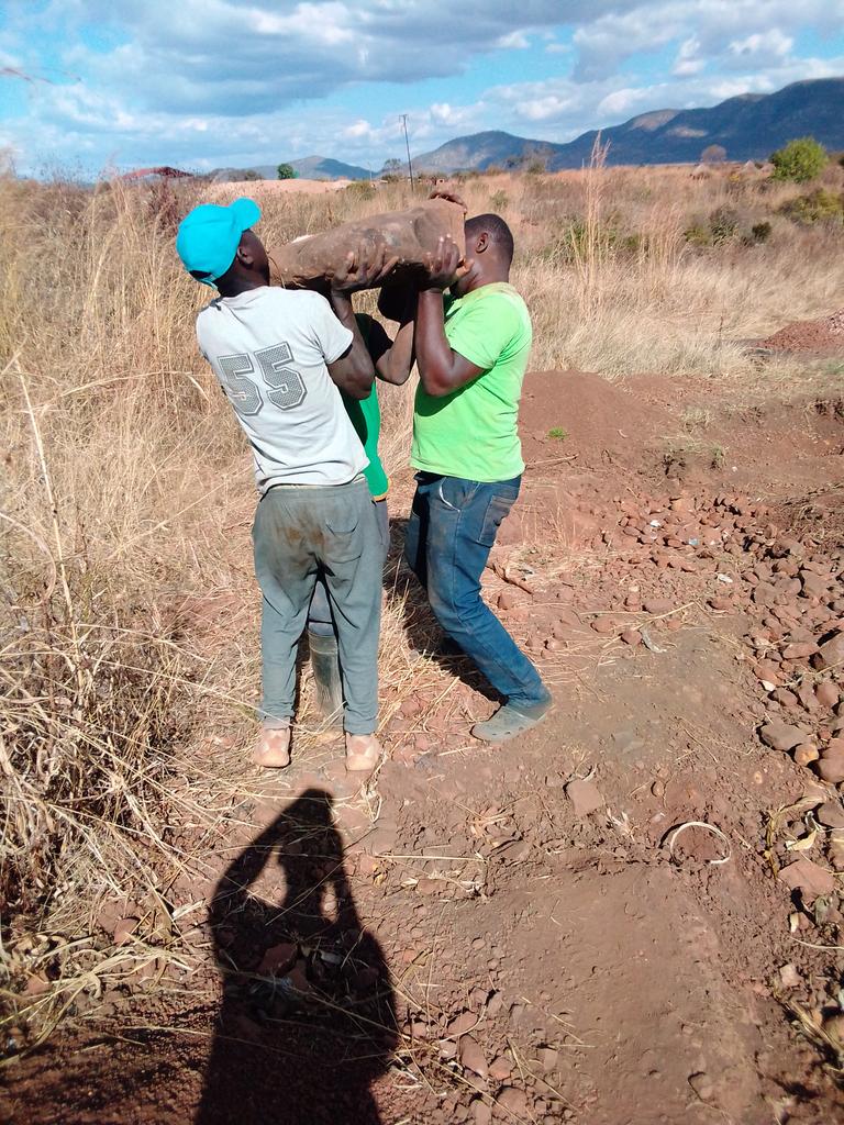 kinghorta's tweet photo. Vakomana mushandiro unoita vana @terrymap1 nana @hatiperi_wacho neconsistency pazvinhu zvavo unogona kuswera uchituta gomo rematombo kuti zvako zvifambewo.Thanks for the work and posts guys .Landscapping in progress
#OneMoreBlock
#BetterSchoolsBrighterFuture
@fortunechasi https://t.co/OjarZDP36r