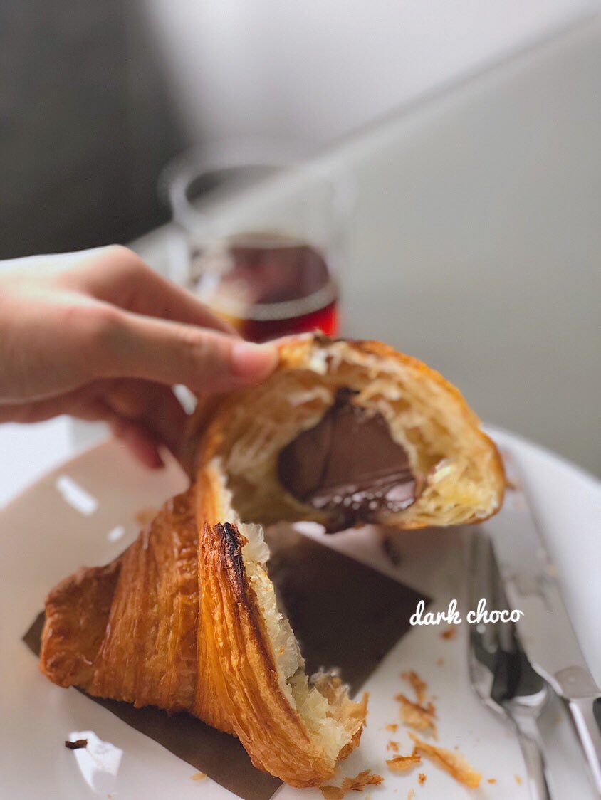 gingubnorn's tweet photo. 🥐 จากร้าน qraft อารีย์ ได้ลองหกชิ้น 920 บ. สั่ง preorder และไปรับที่ร้าน 🏠 ครัวซ็องชิ้นใหญ่ไส้เยอะ นี่เอากลับมาอบอีกทีที่บ้าน ชอบยุสุ 🍊 มากที่สุดเพราะไม่เลี่ยน ถ้าอยากหวานต้องมิโซคาราเมล 😋 รสอื่นคือดี แต่บางอันคิดว่าแอบเลี่ยนนิดหนึ่ง ไส้อาจจะเยอะไป 😂 @aroii #อร่อยบอกต่อ https://t.co/A3UkWuiEg4