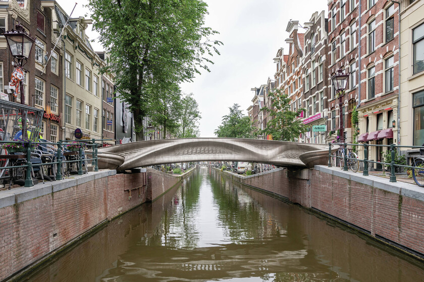 xataka's tweet photo. El primer puente de acero impreso en 3D del mundo ya se puede visitar en el Barrio Rojo de Ámsterdam https://t.co/GgpZF5gGAR https://t.co/owsoSZK04R