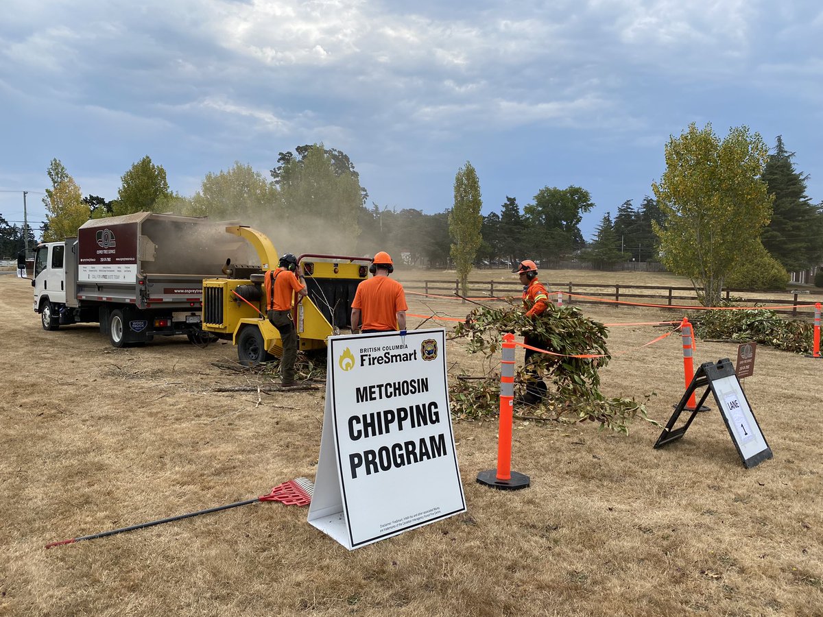 Come on down TODAY for another great afternoon of FREE chipping at the Metchosin Firehall from 4pm to 8pm!
#MetchosinFireSmart #OspreyCrew #FireSmartBC #IAMFireSmart