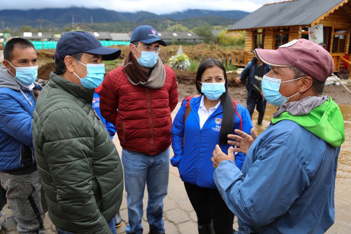 alcaldiapasto's tweet image. El compromiso con la vereda El Puerto, del corregimiento El Encano, no se detiene.

En el territorio, el Alcalde @GERMANCHAMORRO1 acompañado de @SValorizacion, @PastoAmbiental y @DGRDPasto, trabajan de la mano con la comunidad en búsqueda de soluciones frente a las inundaciones.
