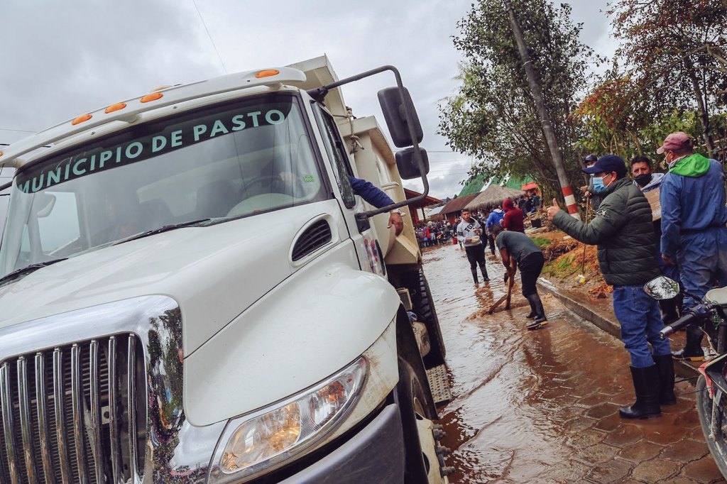 alcaldiapasto's tweet image. El compromiso con la vereda El Puerto, del corregimiento El Encano, no se detiene.

En el territorio, el Alcalde @GERMANCHAMORRO1 acompañado de @SValorizacion, @PastoAmbiental y @DGRDPasto, trabajan de la mano con la comunidad en búsqueda de soluciones frente a las inundaciones.