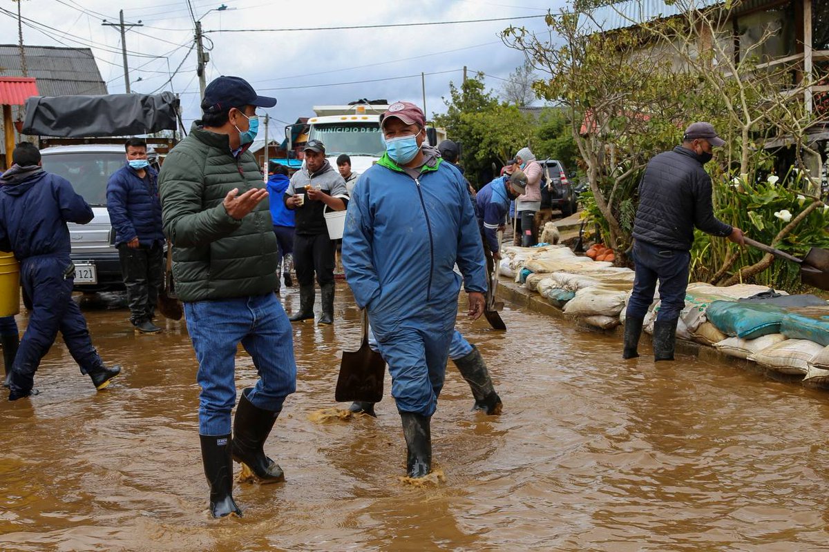 alcaldiapasto's tweet image. El compromiso con la vereda El Puerto, del corregimiento El Encano, no se detiene.

En el territorio, el Alcalde @GERMANCHAMORRO1 acompañado de @SValorizacion, @PastoAmbiental y @DGRDPasto, trabajan de la mano con la comunidad en búsqueda de soluciones frente a las inundaciones.