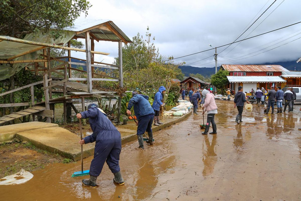 alcaldiapasto's tweet image. El compromiso con la vereda El Puerto, del corregimiento El Encano, no se detiene.

En el territorio, el Alcalde @GERMANCHAMORRO1 acompañado de @SValorizacion, @PastoAmbiental y @DGRDPasto, trabajan de la mano con la comunidad en búsqueda de soluciones frente a las inundaciones.