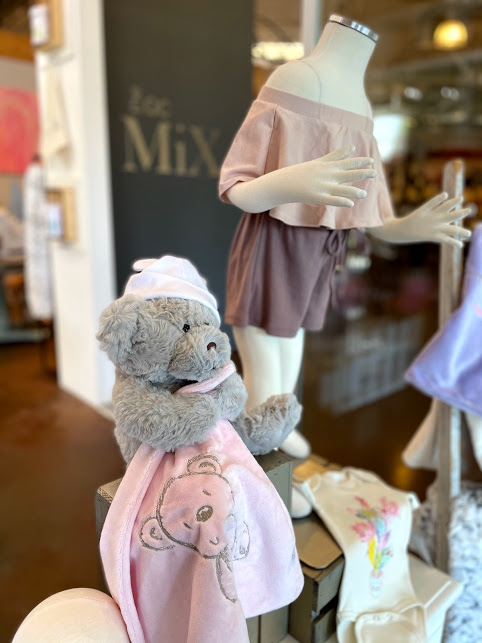 Whimsical_Charm's tweet photo. Welcome all to Sunday Funday! Make sure to wear your cutest outfit while spending time with your loved ones.
#WhimsicalCharm #SundayFunday #Sundayvibes #Cuteoutfit #teddybear #theocmix #CostaMesa #SouthCoast https://t.co/iyvJCxauXa