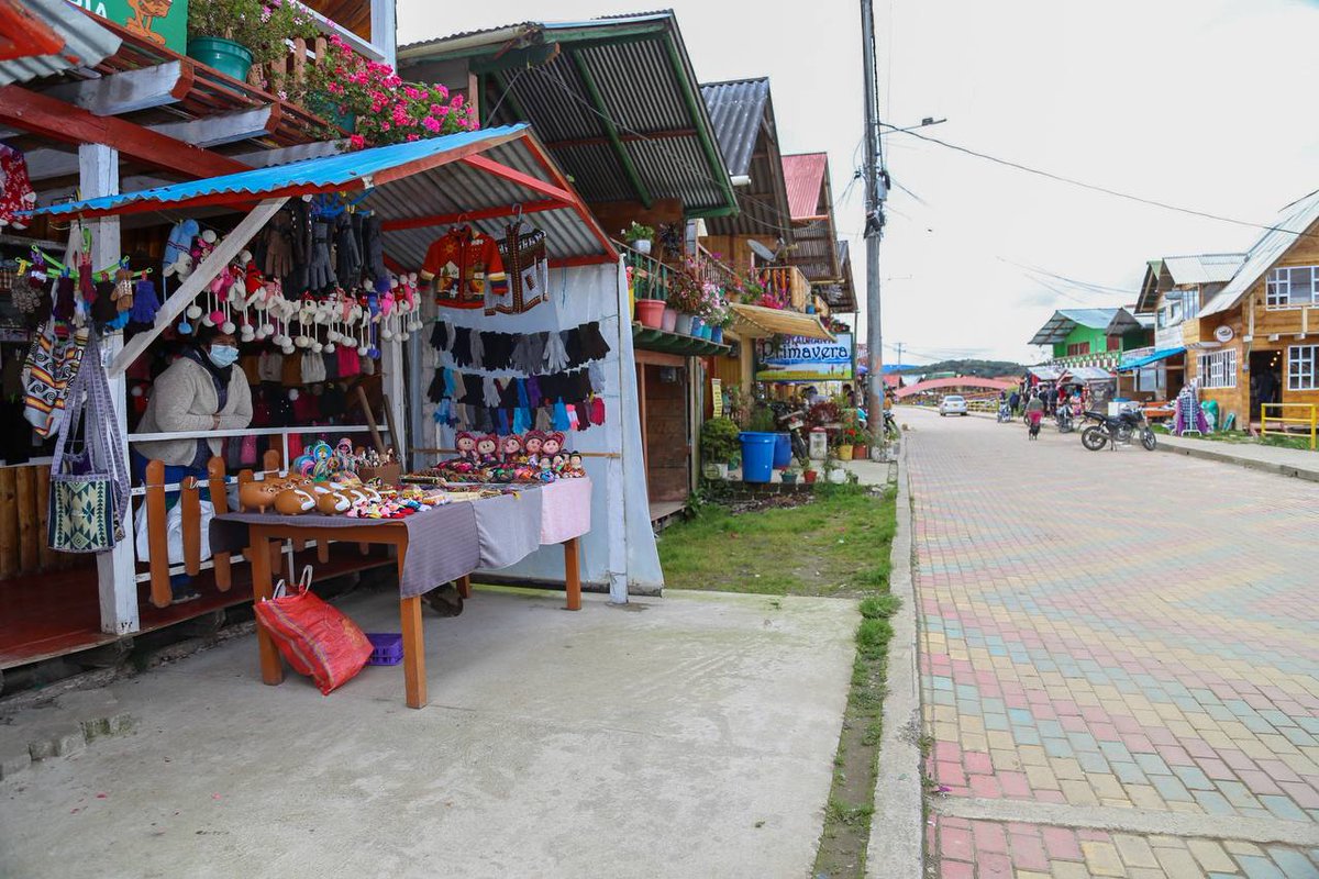 alcaldiapasto's tweet image. #Hoy después de 15 días de trabajo entre los habitantes y las autoridades, este lugar emblemático y turístico de #Pasto esta listo para recibir a sus visitantes.

La laguna de La Cocha, un patrimonio natural de #LaGranCapital, los espera.

Juntos por la reactivación económica