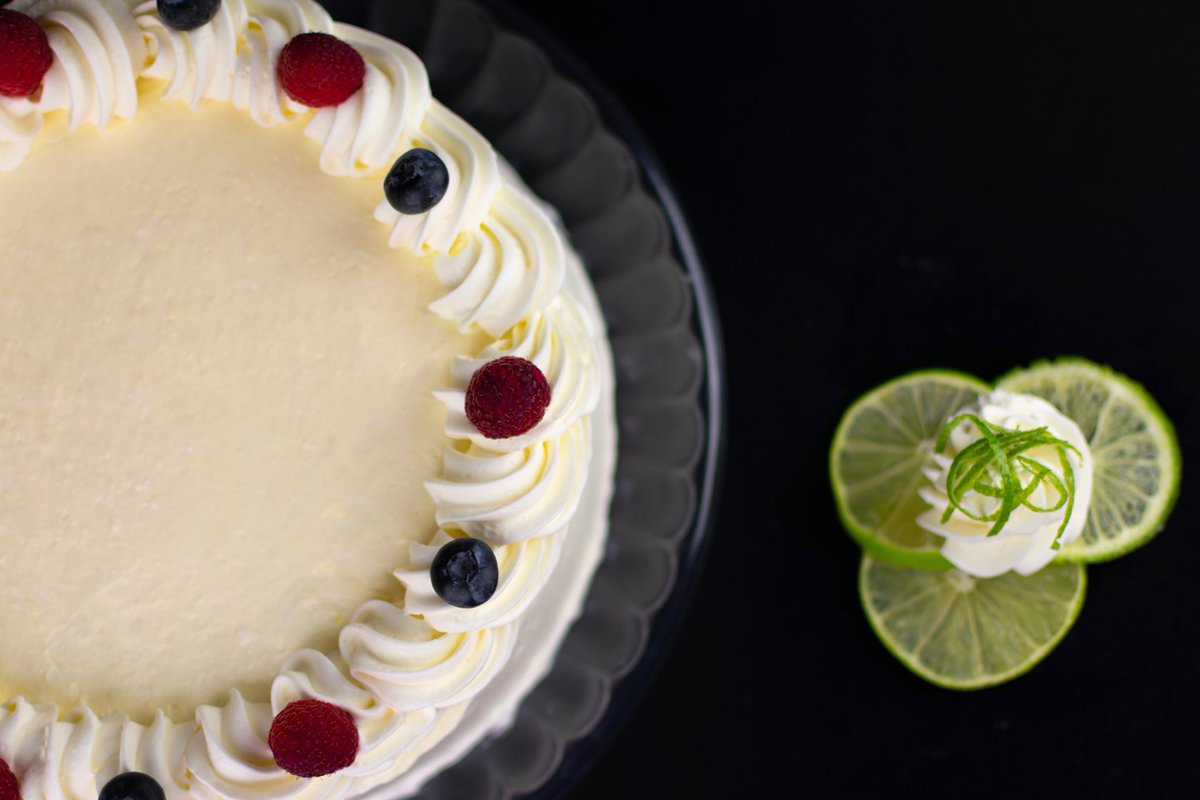 •Un dulce clásico de la casa: Pastel de limón estilo #LaPasión 🍰🍋👌🏼•
-
Bizcocho de vainilla, con un toque de pera, relleno con mousse de limón y chantilly hecho en casa 🎂✨🍃
-
#PasteleríaFina #Pastel #Limón #Pastelería #Repostería #Europea #Oaxaqueña #Oaxaca