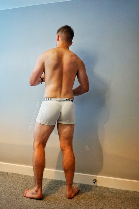 Wardrobe malfunction..? 🍑 Also fyi it's my birthday tomorrow  🥳 https://t.co/aIqSB2WQQM