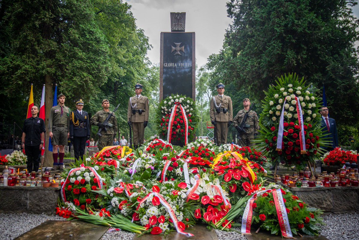 Rafał Trzaskowski on Twitter "Powązki Wojskowe, pomnik Gloria Victis