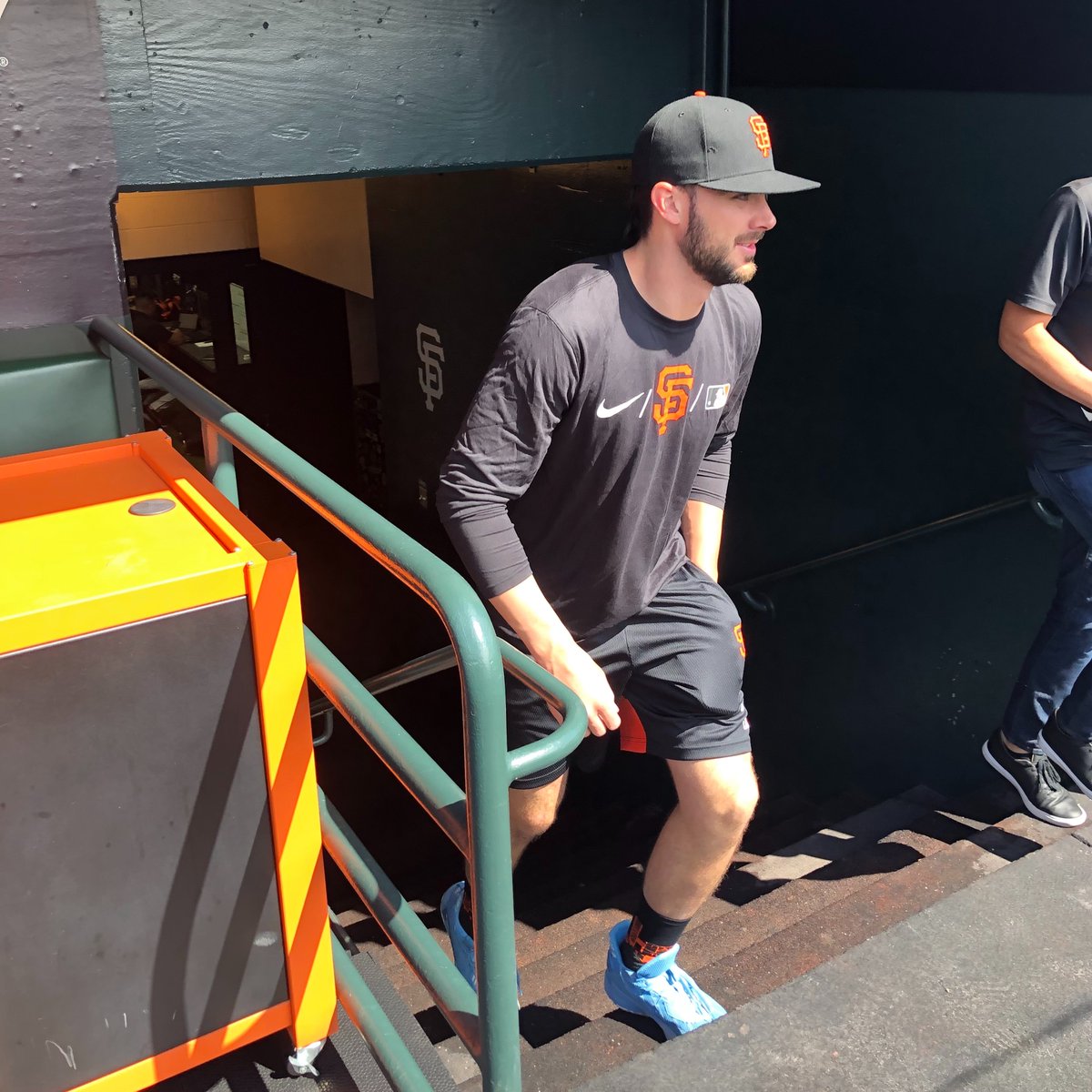 PavlovicNBCS's tweet photo. Kris Bryant the Giant https://t.co/pDj2gcxgXq
