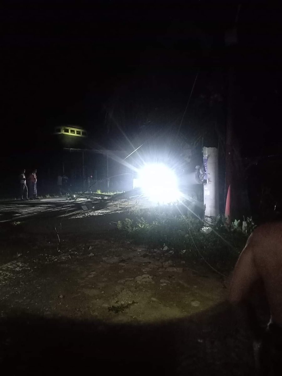 Tiang listrik patah di Bendangg,Lok Bahu.Listrik dikawasan Jl.M.Said kabarnya padam. #samarinda #balikpapan #tenggarong