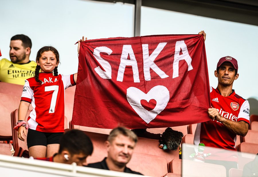 brfootball's tweet photo. Arsenal fans show their support for Bukayo Saka at the Emirates ❤️ https://t.co/rge78ypeJB