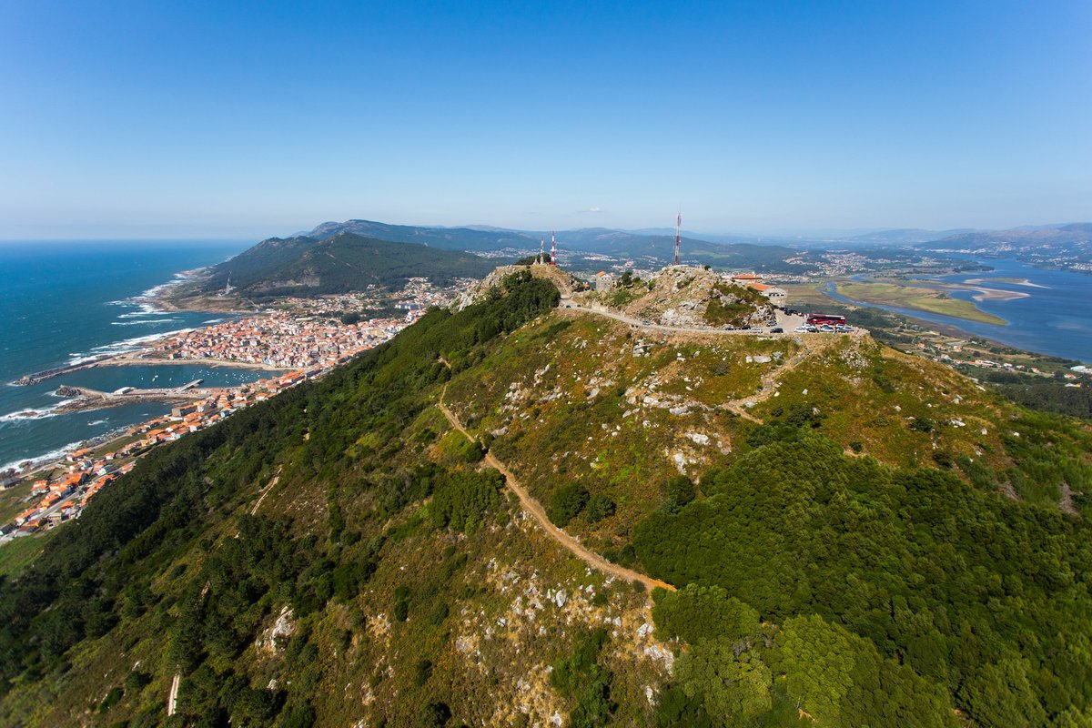 Despedimos a semana dende o alto de #SantaTrega cunhas impresionantes vistas aéreas de <a href="/AGuarda_es/">Concello da Guarda</a>  😍

#ÉOTeuMomento #RíasBaixas