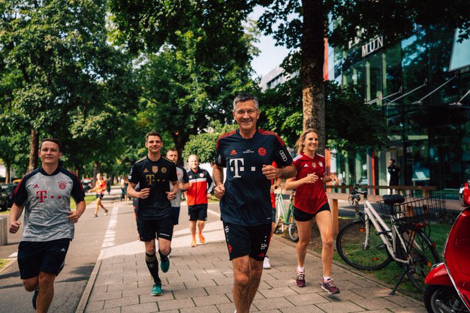 FCBayernUS's tweet photo. #Advertisement | The greatest family in the world! 💪
Together we've run over 1.2 million miles (2M km) as part of the #FCBayernWorldRun, beating our original target of 1.5M km! 👏🔥
#MiaSanFamily #AudiFCBTour https://t.co/3ci08ju8vT