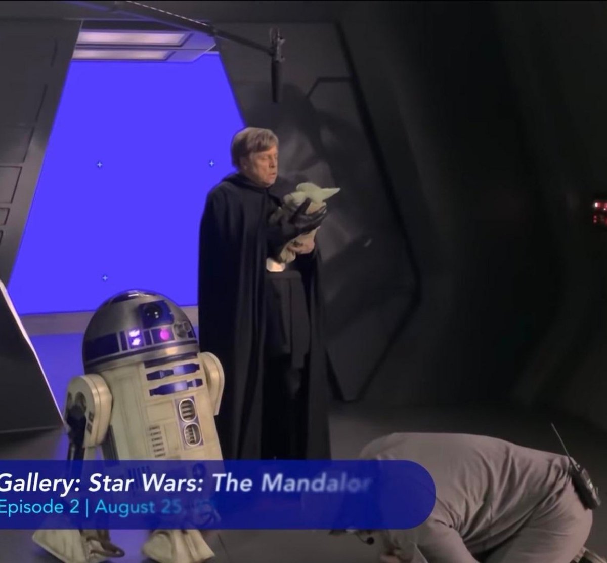 ImperialPrensa's tweet photo. 🟩 Primera imagen de Mark Hamill en el set de The Mandalorian revelada en un breviario adelanto de lo que será el episodio especial de Disney Gallery dedicado al sorprendente episodio final de la serie.
#mandalorian
#themandalorian
#markhamill
#lukeskywalker
#babyyo https://t.co/b7zC5VDo33