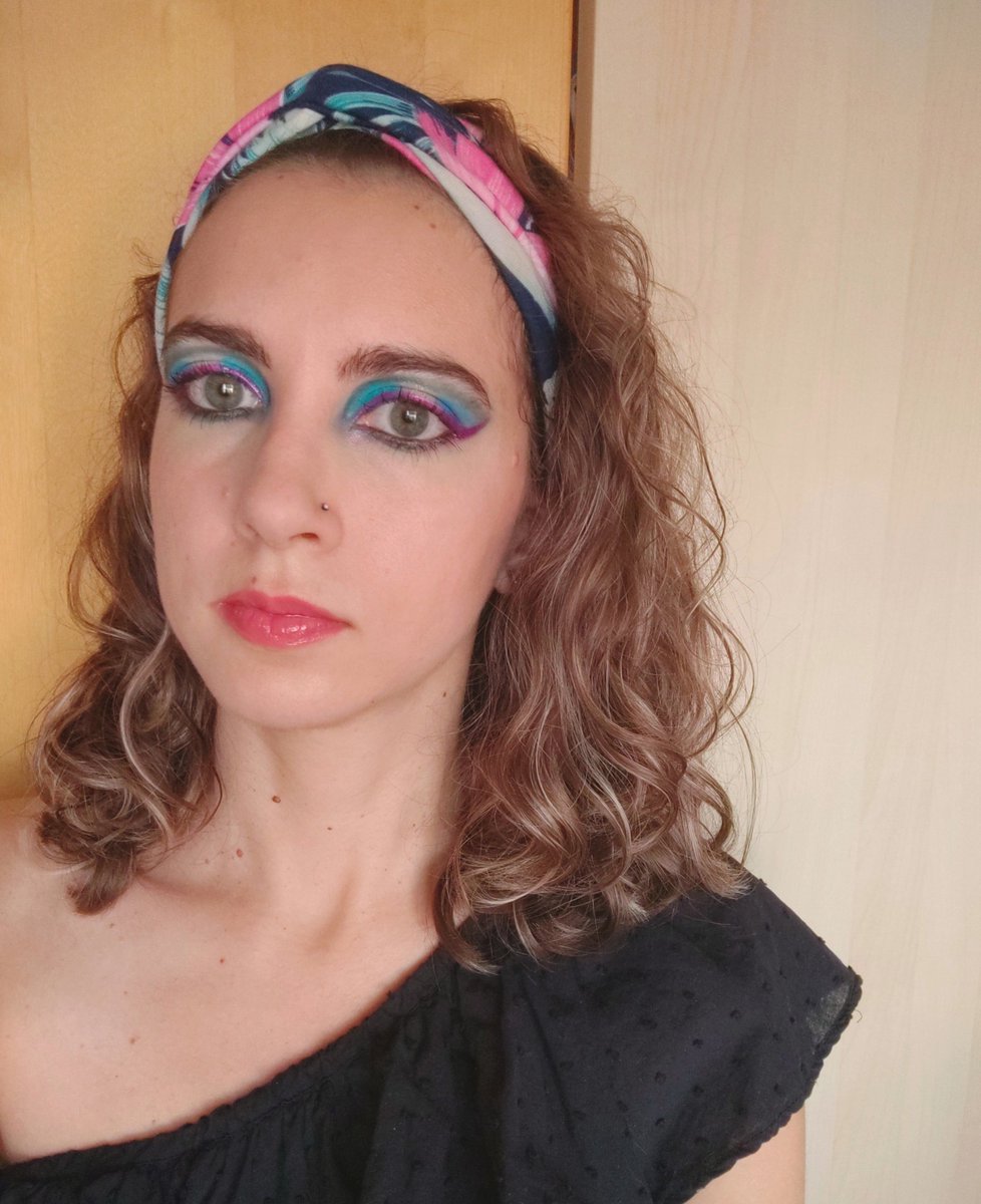 Diana_Diix's tweet photo. Maquillaje original en tonos tropicales 🌴🌅 #maquillajeoriginal #tonostropicales #estilotropical #makeupathome #makeupsummer #paletasdesombras #makeuprevolution #wearelove #w7 #softhues #essence https://t.co/06FnECXdA5