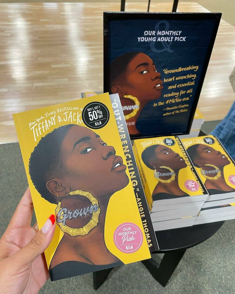 WriteinBK's tweet image. Excited to announce that GROWN is @barnesandnoble’s YA Book of the Month! This stack is strong 💪🏽 

If you are under 18 and live in NYC, I’ve bought you a copy at @bnunionsqnyc. See the customer service desk (while supplies last) instagr.am/p/CSCo8bILTtz/