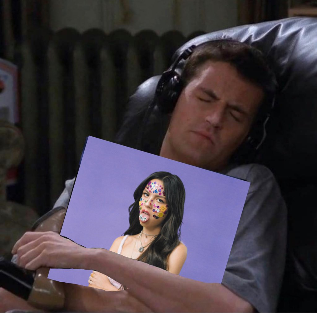 cathsophiajesus's tweet photo. The Love island sound guy has been waiting for someone to fuck up to play Traitor by Olivia Rodrigo this whole season #LoveIslandUK #loveisland https://t.co/BcZHh9yOI2