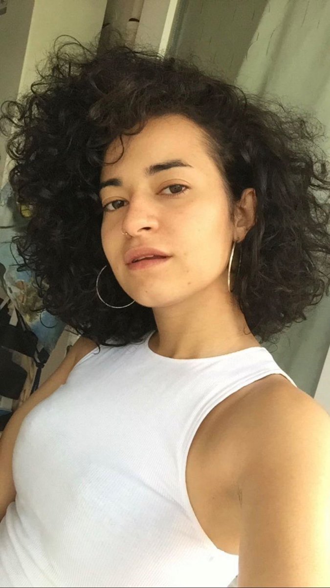 Gazetecilik 3. Sınıf öğrencisiydi gazeteci olmak kadın dayanışması için savaş vermek bütün kadınların ellerinden tutmak en büyük hayaliydi. 4 gündür yakınları olarak haber alamıyoruz. Lütfen Azrayı bulalım ve gerçekleştireceği güzel hayallerine kavuşmasını sağlayalım. #AZRAKAYIP