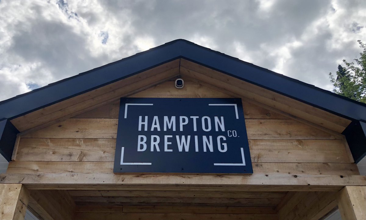 Tried a NEIPA here at the Hampton Brewing Company and it was a 10/10. Bonus points for recognizing the bartender from his previous job at PEI Brewing Company 😂 #beer