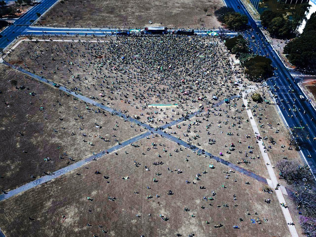RenanPeixoto_'s tweet image. BRASÍLIA: O presidente Jair Bolsonaro disse hoje que a “maioria” está nas ruas e quer voto auditável. 

A imagem abaixo foi registrada em Brasília, na manifestação bolsonarista. 

Isso não é a maioria. 

É, na verdade, uma minoria barulhenta.