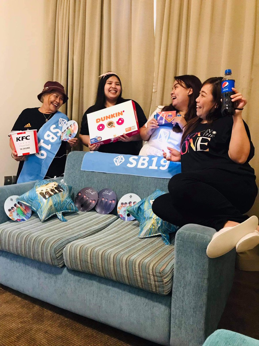 JenNiPauloNase's tweet photo. Doble saya ang concert kasama ang tropa sa samahang pinaeasy #TMDobleDekada.
Samahan ng paglafang ng #KFC at #DunkinPHxSB19BITZ. 
Sundin ang puso at uhaw #Pepsi🤣

Shot using #SamsungGalaxy 

@TheresaAmor5 @dazzning
@LolaAtin @UAEATIN @SB19Official
#SB19
#SB19BackInTheZoneDDay https://t.co/y0dGxBHADi